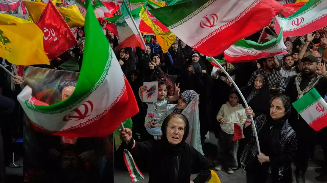 Regierungsnahe Demonstranten im Iran.  - Bild: Vahid Salemi/AP/dpa