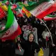 Regierungsnahe Demonstranten im Iran.  - Bild: Vahid Salemi/AP/dpa