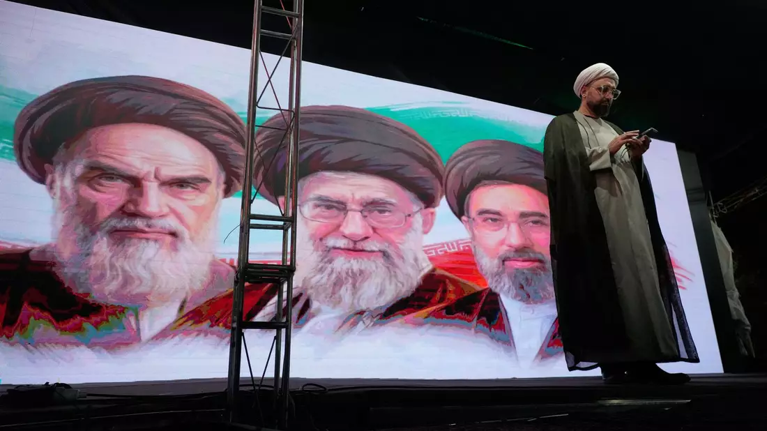 Ein iranischer Geistlicher während einer regierungsfreundlichen Versammlung in Teheran.  - Bild: Vahid Salemi/AP/dpa