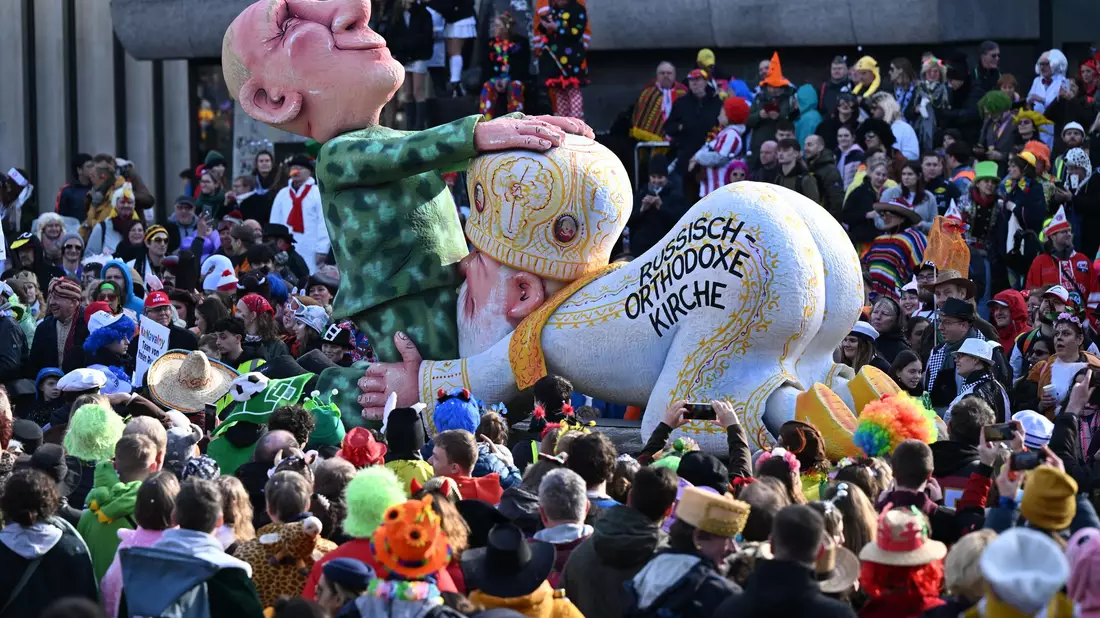 Der Düsseldorfer Karnevalswagenbauer Jacques Tilly ist in Moskau auch wegen Verletzung religiöser Gefühle angeklagt. (Archivbild) - Bild: Federico Gambarini/dpa
