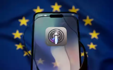 A smartphone screen shows a disabled Siri icon against a blurred EU flag, symbolizing new AI features unavailable in the EU. - Foto: über boerse-global.de