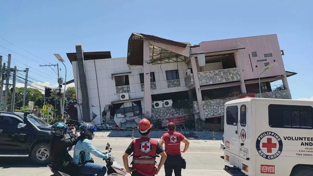 Die Heftigkeit der Erdstöße ließ ganze Häuser kippen oder einstürzen. - Bild: Uncredited/Philippine Red Cross via AP/dpa