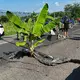 In Straßen taten sich große Risse auf. - Bild: -/XinHua/dpa