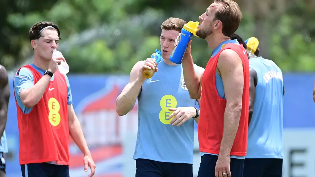 Englands Nationalspieler um Harry Kane (r) während einer Trinkpause. (Archivbild) - Bild: Jc Ruiz/PA Wire/dpa