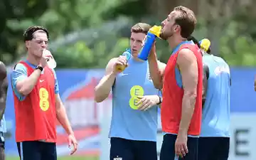 Englands Nationalspieler um Harry Kane (r) während einer Trinkpause. (Archivbild) - Foto: Jc Ruiz/PA Wire/dpa