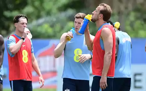 Englands Nationalspieler um Harry Kane (r) während einer Trinkpause. (Archivbild) - Foto: Jc Ruiz/PA Wire/dpa