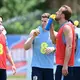 Englands Nationalspieler um Harry Kane (r) während einer Trinkpause. (Archivbild) - Bild: Jc Ruiz/PA Wire/dpa