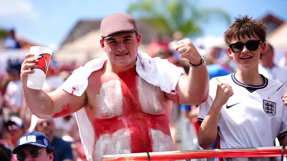 Kein T-Shirt nötig: England-Fans bei einem Freundschaftsspiel in Florida.  - Bild: Bradley Collyer/PA Wire/dpa