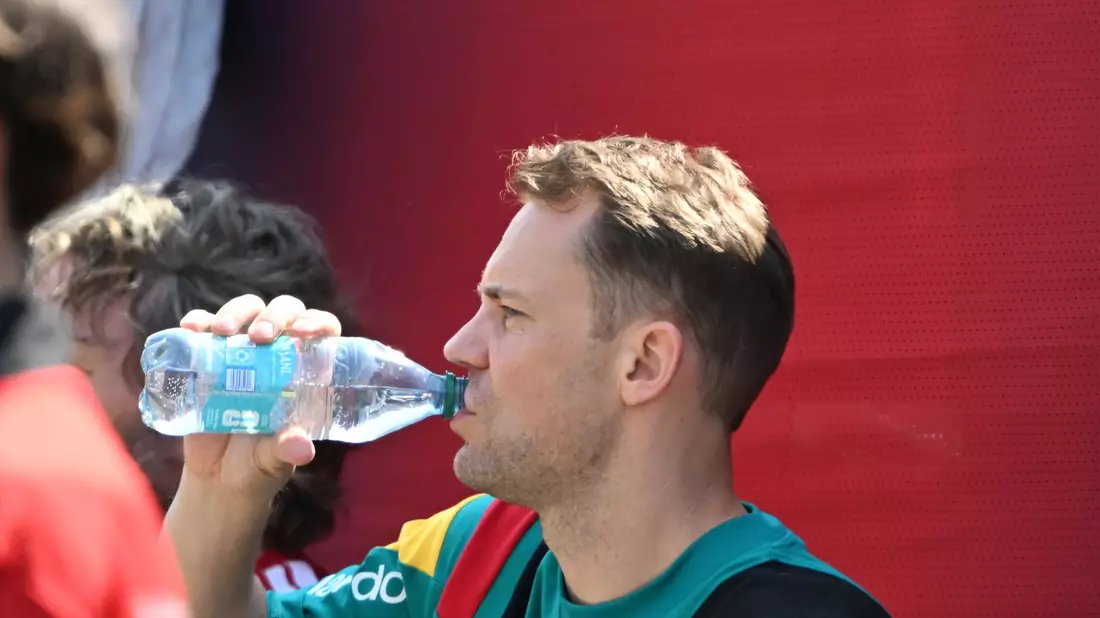 Hat auch ohne Einsatz Durst: Fußball-Nationaltorhüter Manuel Neuer.  - Bild: Federico Gambarini/dpa