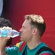 Hat auch ohne Einsatz Durst: Fußball-Nationaltorhüter Manuel Neuer.  - Bild: Federico Gambarini/dpa