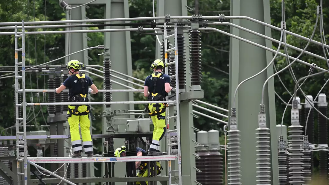 Der Netzbetreiber arbeitet weiter daran, alle betroffenen Haushalte wieder mit Strom zu versorgen.  - Bild: Marijan Murat/dpa