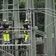 Der Netzbetreiber arbeitet weiter daran, alle betroffenen Haushalte wieder mit Strom zu versorgen.  - Bild: Marijan Murat/dpa