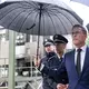 Innenminister Manuel Hagel (CDU) auf dem Gelände des Umspannwerks nach dem Brand.  - Bild: Marijan Murat/dpa
