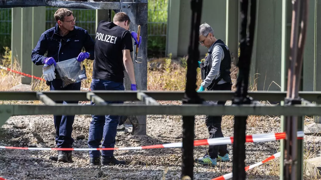 Die Ermittler gehen Hinweisen auf Brandstiftung nach.  - Bild: Christoph Schmidt/dpa