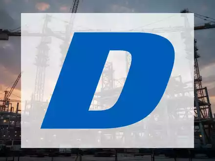 Eine riesige Industriebaustelle bei Dämmerung mit Kränen und Stahlstrukturen, die ein Großprojekt andeuten. - Foto: über boerse-global.de