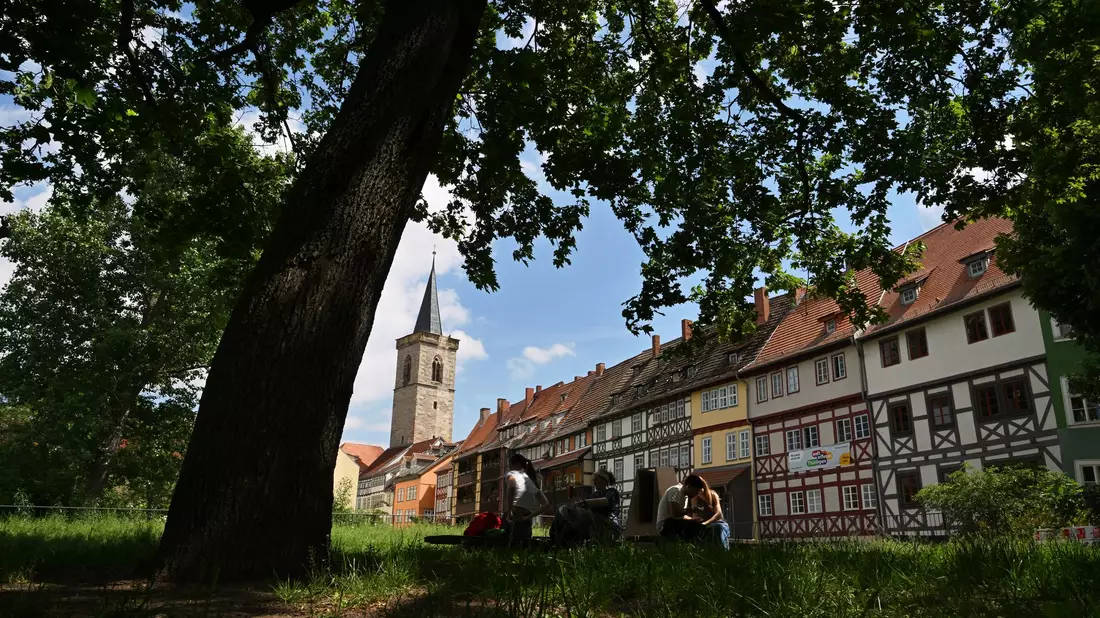 Die Erfurter Krämerbrücke gehört zu den Touristen-Attraktionen in Thüringens Landeshauptstadt. (Archivbild) - Bild: Martin Schutt/dpa