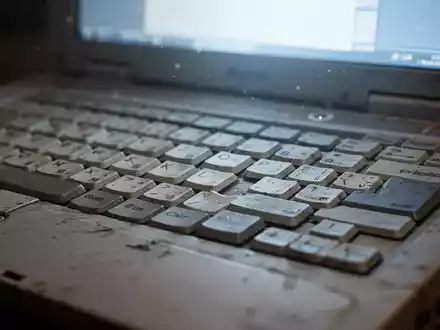 Close-up of an older laptop keyboard with a subtle, bright glow from the screen, indicating renewed performance. - Foto: über boerse-global.de