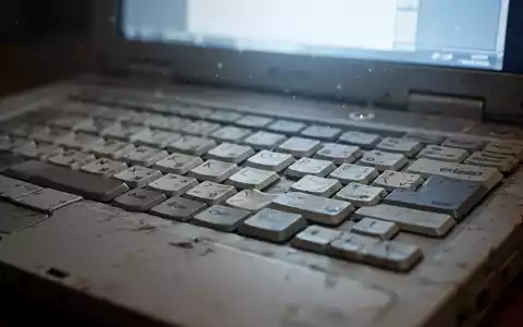 Close-up of an older laptop keyboard with a subtle, bright glow from the screen, indicating renewed performance. - Foto: über boerse-global.de