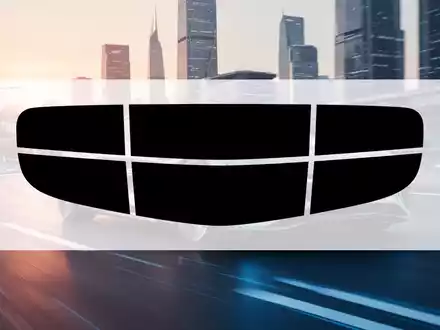 Ein futuristisches, schlankes Elektrofahrzeug, das einem Raumschiff ähnelt, fährt bei Sonnenaufgang auf einer Hightech-Straße. - Foto: über boerse-global.de