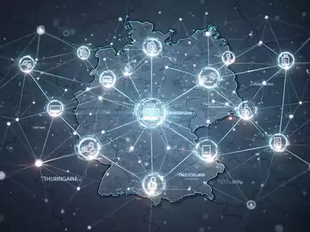 Eine stilisierte digitale Netzwerkgrafik über einer subtilen Karte von Thüringen, die Konnektivität und Modernisierung der Verwaltung darstellt. - Foto: über boerse-global.de