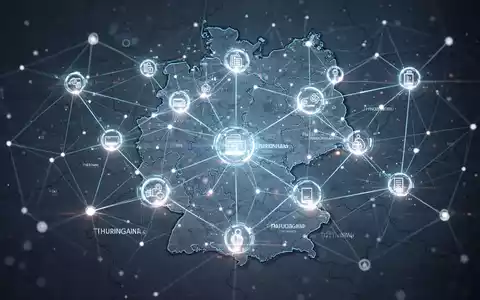 Eine stilisierte digitale Netzwerkgrafik über einer subtilen Karte von Thüringen, die Konnektivität und Modernisierung der Verwaltung darstellt. - Foto: über boerse-global.de