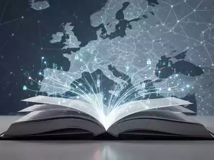 A glowing open book with data streams, symbolizing open-source software and digital information, set against a subtle European map. - Foto: über boerse-global.de