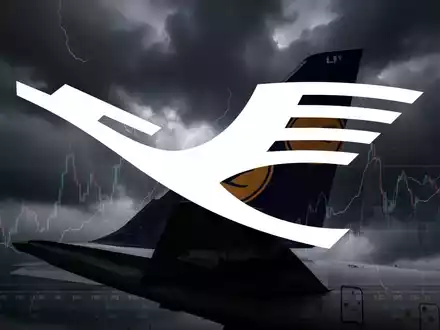 Lufthansa Flugzeugheckflosse mit Kranich-Logo vor einem stürmischen Himmel, der finanzielle Turbulenzen andeutet. - Foto: über boerse-global.de