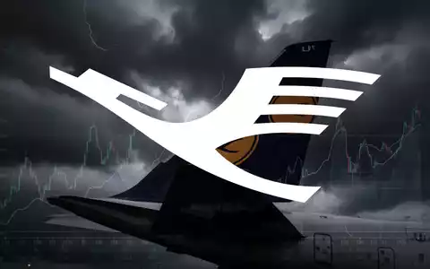 Lufthansa Flugzeugheckflosse mit Kranich-Logo vor einem stürmischen Himmel, der finanzielle Turbulenzen andeutet. - Foto: über boerse-global.de