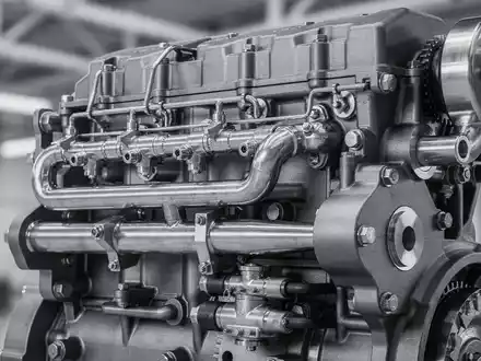 Nahaufnahme eines modernen Dieselmotorblocks von Deutz mit präzisen Metallkomponenten, vor einem verschwommenen Industriehintergrund. - Foto: über boerse-global.de