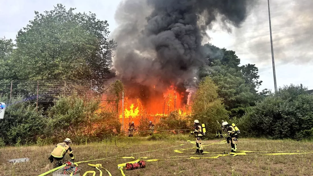 FW-E: Leerstehendes Vereinsheim auf ehemaligem Sportplatz vollständig ausgebrannt - Bild: presseportal.de