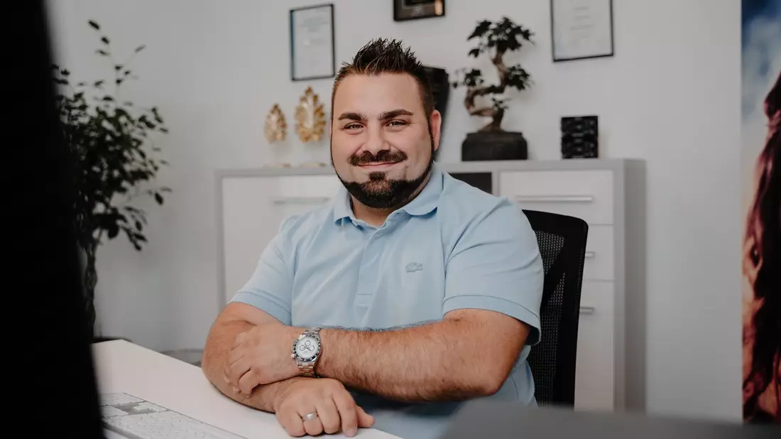 Fördergeld für digitale Ordnung: Dennis Walter von DWX Consulting zeigt, wie kleine Unternehmen mit BAFA-Hilfe Marketing- und Vertriebsabläufe optimieren - Bild: presseportal.de