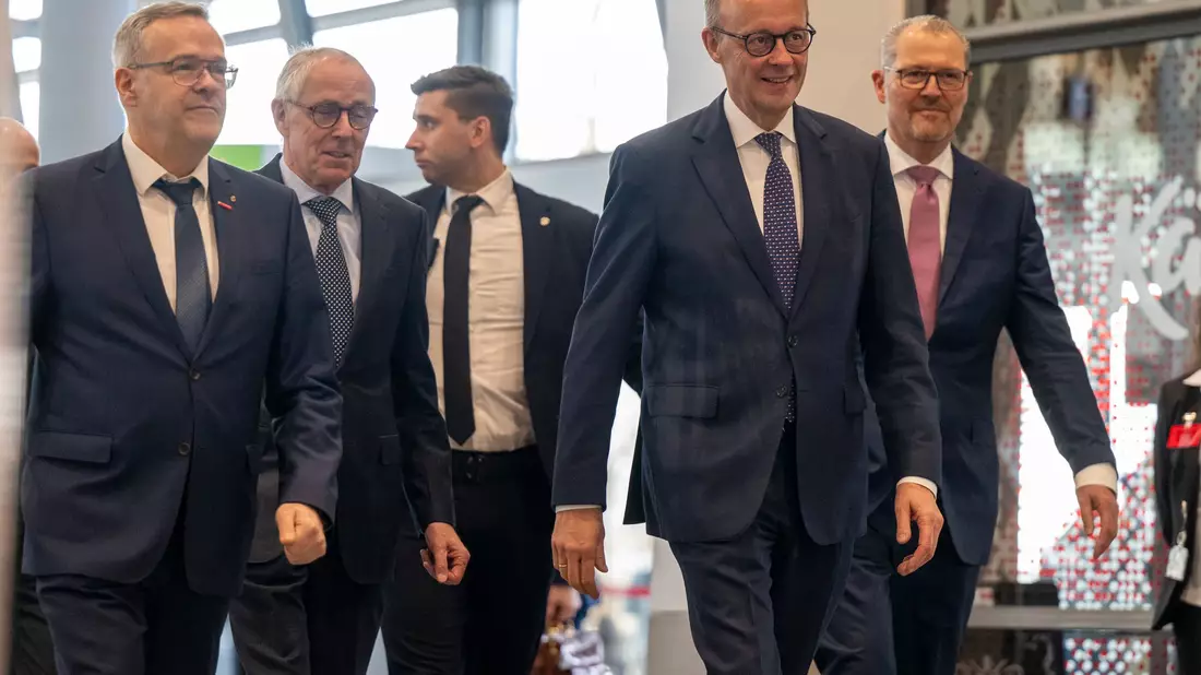 Die Spitzenverbände der deutschen Wirtschaft sehen das Treffen mit den Spitzen der Koalition und Gewerkschaften am Mittwoch im Kanzleramt als Chance für einen gemeinsamen Reformkurs. (Archivbild) - Bild: Peter Kneffel/dpa