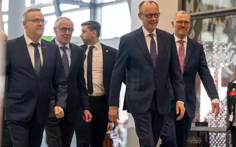 Die Spitzenverbände der deutschen Wirtschaft sehen das Treffen mit den Spitzen der Koalition und Gewerkschaften am Mittwoch im Kanzleramt als Chance für einen gemeinsamen Reformkurs. (Archivbild) - Foto: Peter Kneffel/dpa