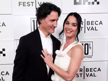Popstar Katy Perry (41) hat sich bei der Premiere ihres neuen Films erstmals mit ihrem Partner, dem früheren kanadischen Premierminister Justin Trudeau (54), auf dem roten Teppich gezeigt. - Foto: Charles Sykes/Invision/AP/dpa