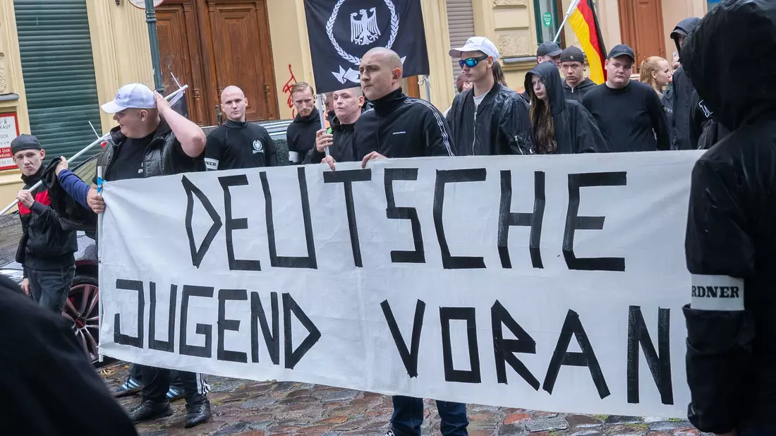 Die Bundesanwaltschaft hat im Mai Räume von mutmaßlichen Mitgliedern der Gruppen «Jung und Stark» und «Deutsche Jugend Voran» in zwölf Bundesländern durchsuchen lassen. Ihnen wird Bildung oder Mitgliedschaft in einer kriminellen Vereinigung vorgeworfen. (Archivfoto)  - Bild: Christophe Gateau/dpa