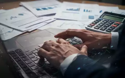 Eine Person tippt auf einem Laptop, umgeben von Finanzdokumenten und einem Taschenrechner, symbolisierend digitale Steuererklärung. - Foto: über boerse-global.de