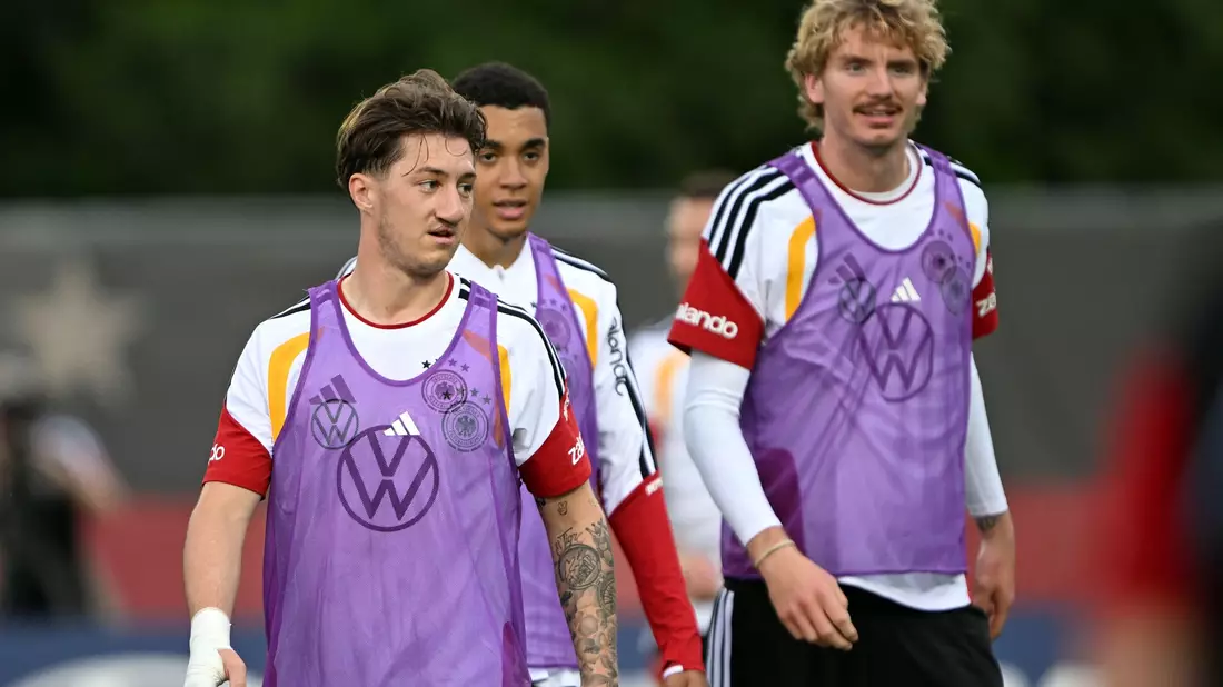 Nick Woltemade (r.) ist in der Nationalmannschaft nicht mehr in der Startelf gesetzt.  - Bild: Federico Gambarini/dpa