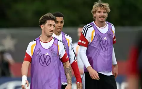 Nick Woltemade (r.) ist in der Nationalmannschaft nicht mehr in der Startelf gesetzt.  - Foto: Federico Gambarini/dpa
