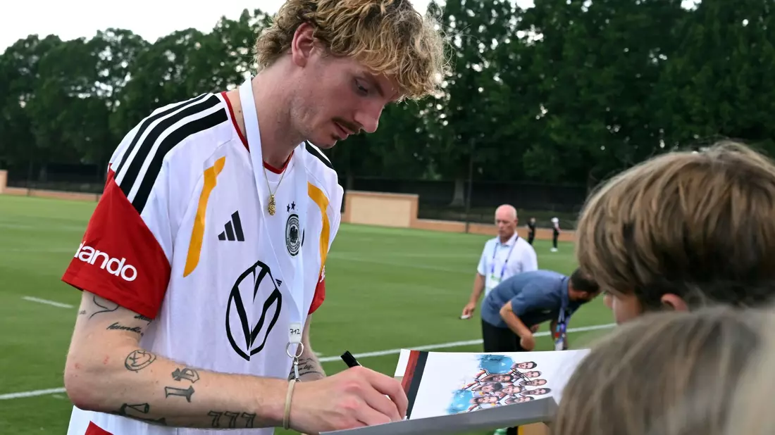 Nick Woltemade ist bei den Fans der DFB-Elf sehr beliebt.  - Bild: Federico Gambarini/dpa