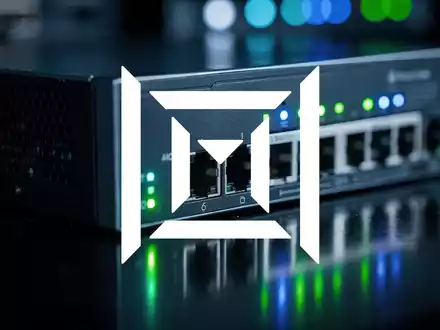 Nahaufnahme eines futuristischen Netzwerk-Switches mit leuchtenden Anzeigeleuchten und komplexer Schaltung. - Foto: über boerse-global.de