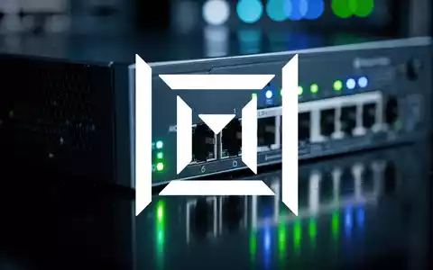 Nahaufnahme eines futuristischen Netzwerk-Switches mit leuchtenden Anzeigeleuchten und komplexer Schaltung. - Foto: über boerse-global.de