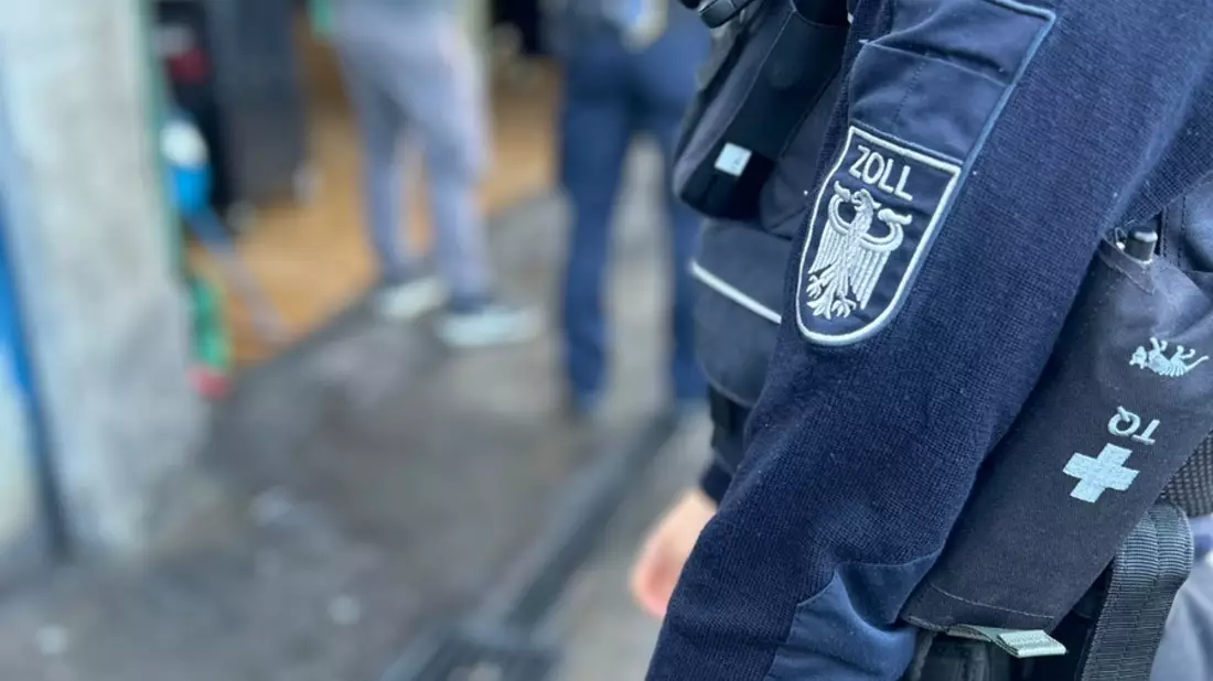 HZA-DO: Festnahme bei Kontrolle einer Tankstelle / Zoll stoppt Illegalen Aufenthalt und illegale Beschäftigung - Bild: presseportal.de