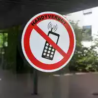 Der Philologenverband fordert bundesweit verbindliche Regeln für private Smartphones während der Schulzeit. (Symbolbild) - Foto: Jens Kalaene/dpa