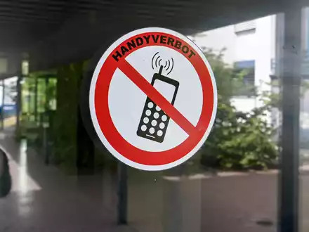 Der Philologenverband fordert bundesweit verbindliche Regeln für private Smartphones während der Schulzeit. (Symbolbild) - Foto: Jens Kalaene/dpa