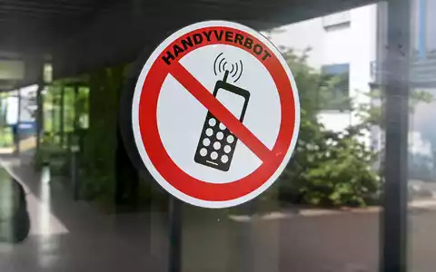 Der Philologenverband fordert bundesweit verbindliche Regeln für private Smartphones während der Schulzeit. (Symbolbild) - Foto: Jens Kalaene/dpa