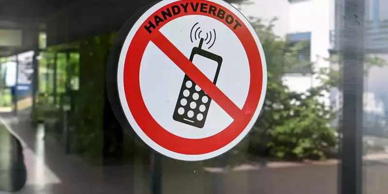 Der Philologenverband fordert bundesweit verbindliche Regeln für private Smartphones während der Schulzeit. (Symbolbild) - Foto: Jens Kalaene/dpa