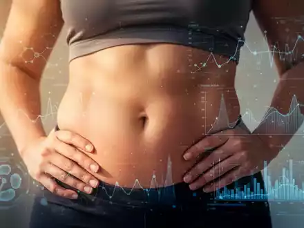Nahaufnahme des Bauches einer Frau, mit abstrakten Datenüberlagerungen, die Forschung und Stoffwechselgesundheit symbolisieren. - Foto: über boerse-global.de