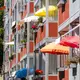 Auch durch dichte Bebauung staut sich in Städten die Hitze. - Bild: Michael Reichel/dpa