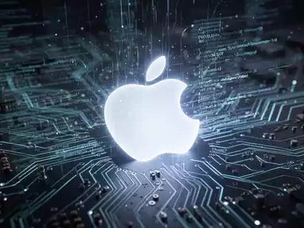 A glowing Apple logo projected onto a futuristic circuit board with data streams, symbolizing AI integration and new developer tools. - Foto: über boerse-global.de