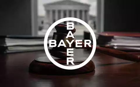 Ein Nahaufnahme eines Richterhammers auf einem dunklen Holzschreibtisch mit unscharfen juristischen Dokumenten im Hintergrund. - Foto: über boerse-global.de